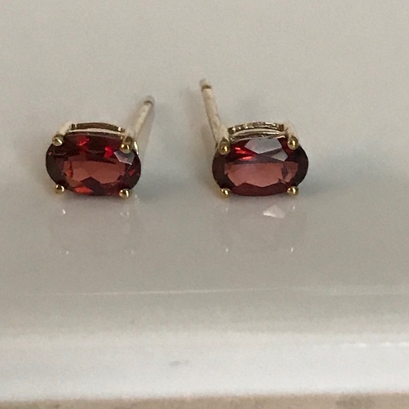 Vintage Jewelry - 10k Oval Garnet Stud Earrings